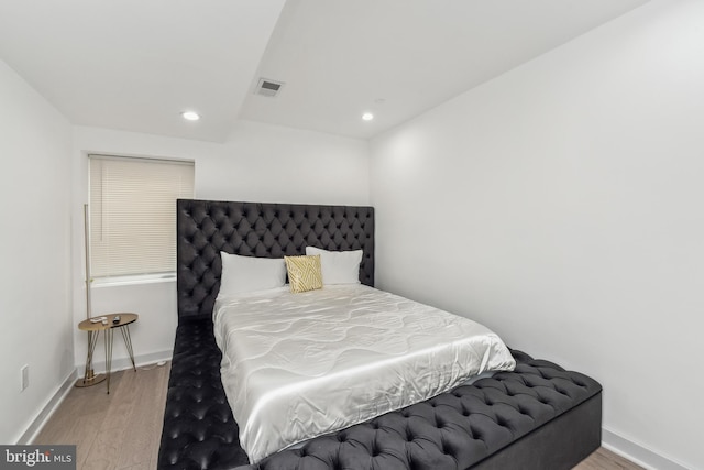 bedroom featuring recessed lighting, visible vents, light wood-style flooring, and baseboards