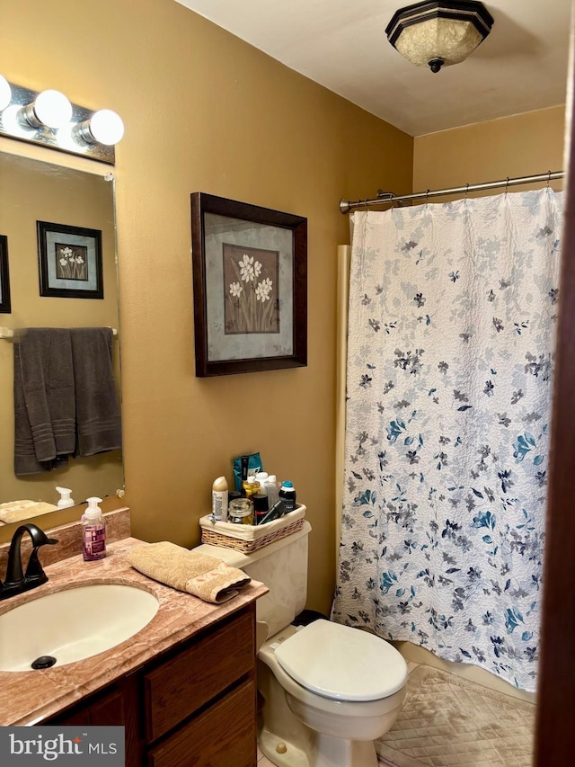 bathroom with a shower with curtain, vanity, and toilet