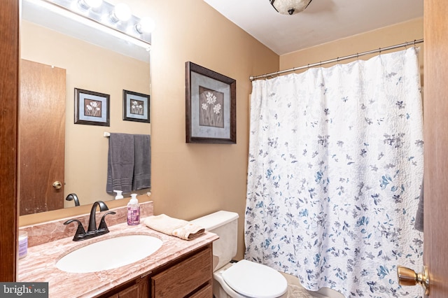 full bath with toilet, a shower with shower curtain, and vanity