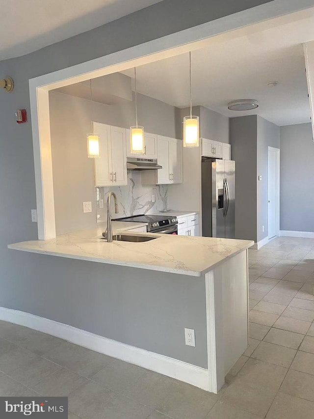 kitchen with white cabinets, stainless steel fridge with ice dispenser, a peninsula, under cabinet range hood, and a sink