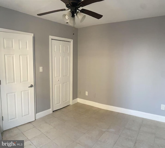 unfurnished bedroom featuring a ceiling fan, baseboards, and a closet