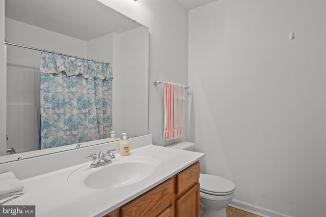 full bath with toilet, vanity, and a shower with curtain