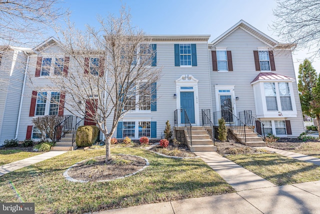 townhome / multi-family property with a front lawn