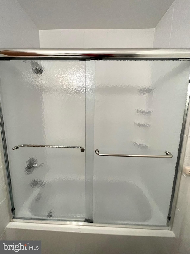 full bathroom with enclosed tub / shower combo