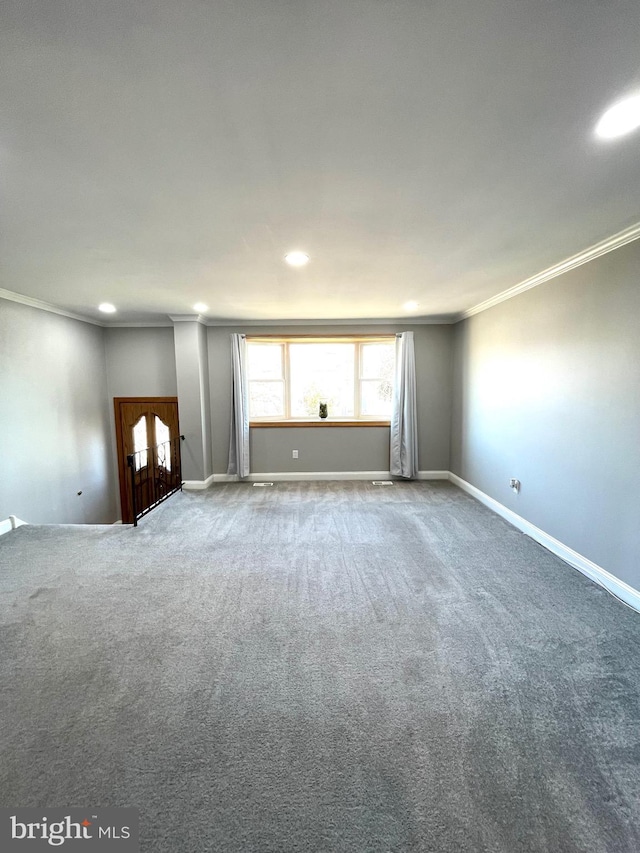 carpeted spare room featuring baseboards, crown molding, and recessed lighting