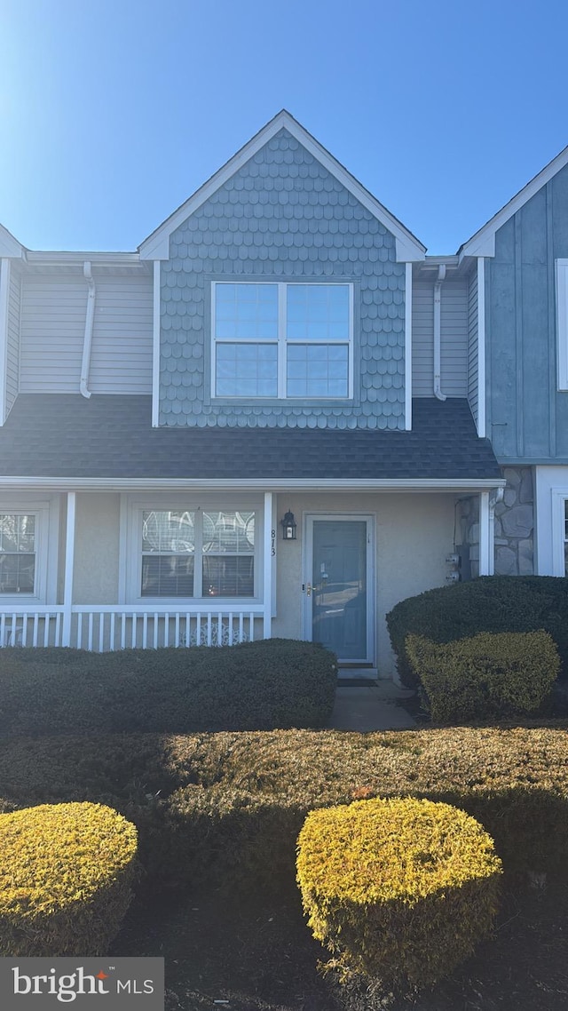 townhome / multi-family property featuring a shingled roof