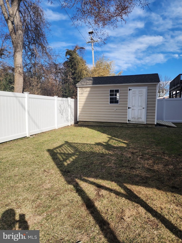 view of yard with a storage shed, an outdoor structure, and a fenced backyard