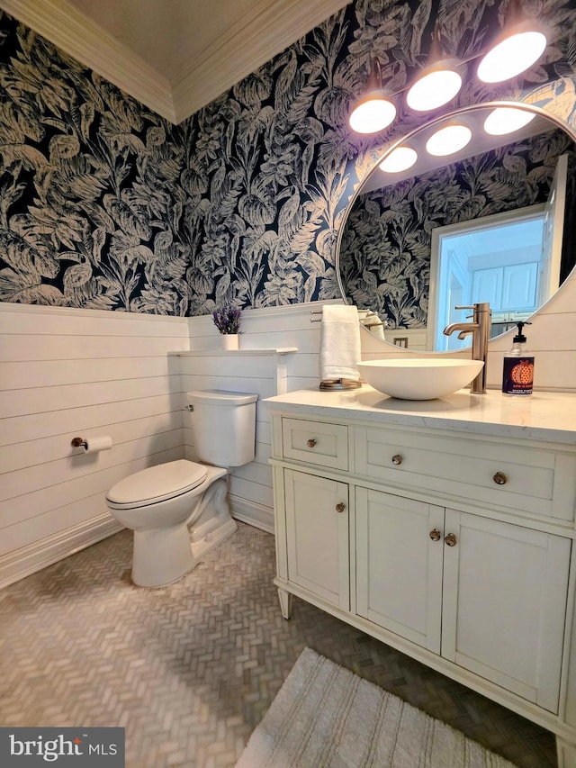 5128 Shore Dr, Huntingtown, MD 20639 - half bathroom featuring wallpapered walls, crown molding, toilet, a wainscoted wall, and vanity