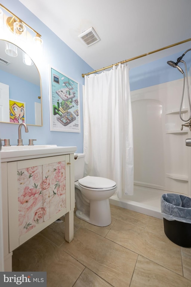 bathroom with toilet, vanity, visible vents, and a shower with curtain