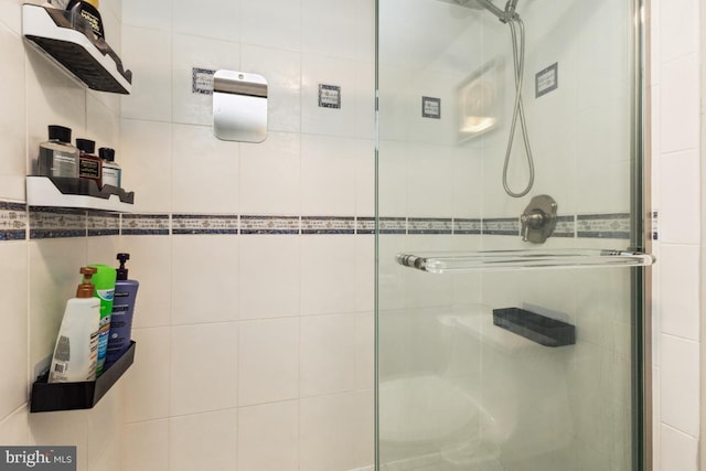 full bathroom featuring a stall shower