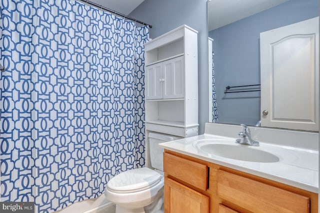 full bath with vanity, toilet, and a shower with curtain