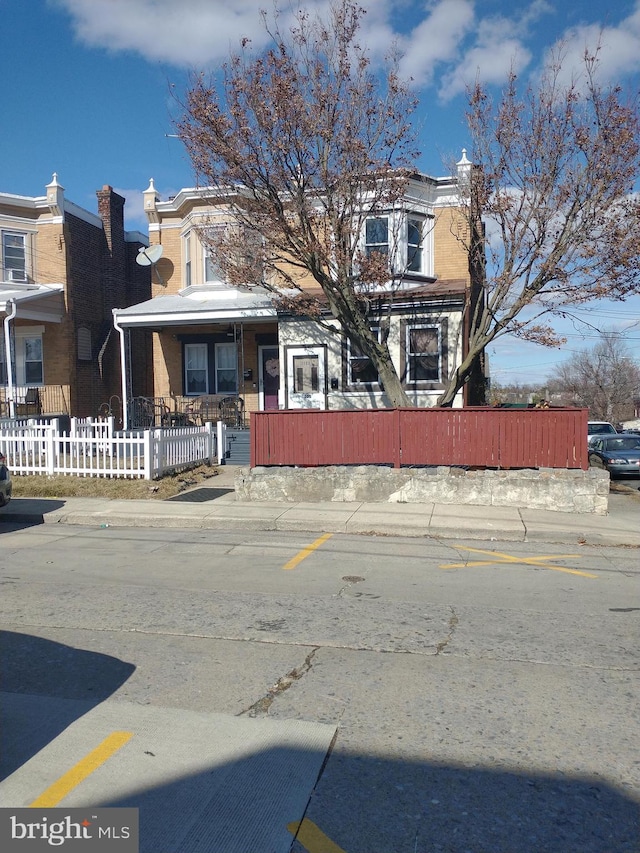 townhome / multi-family property featuring a fenced front yard