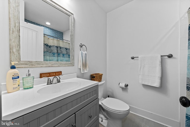 full bath featuring toilet, vanity, a shower with curtain, baseboards, and tile patterned floors