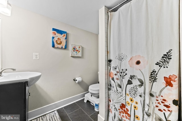 full bath with curtained shower, toilet, vanity, baseboards, and tile patterned floors