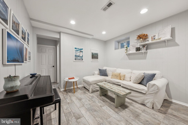 living area featuring recessed lighting, visible vents, baseboards, and light wood-style floors