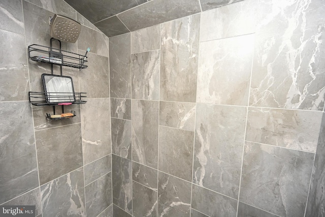 bathroom featuring tiled shower