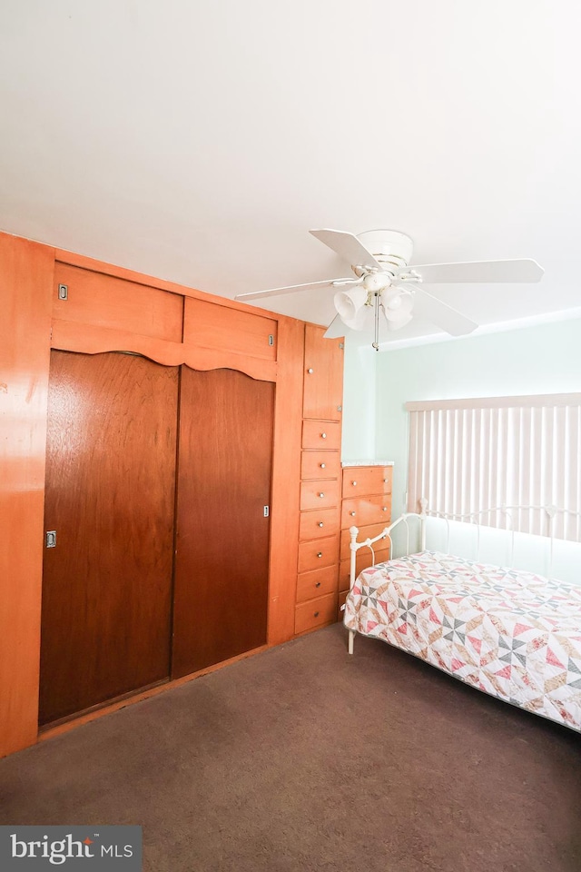 unfurnished bedroom featuring carpet, a ceiling fan, and a closet