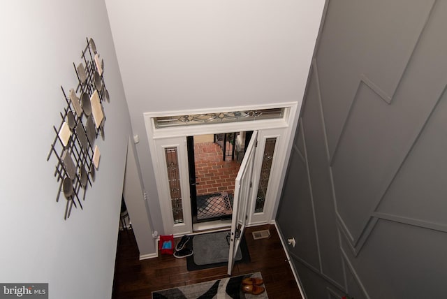 room details with wood finished floors, visible vents, and baseboards