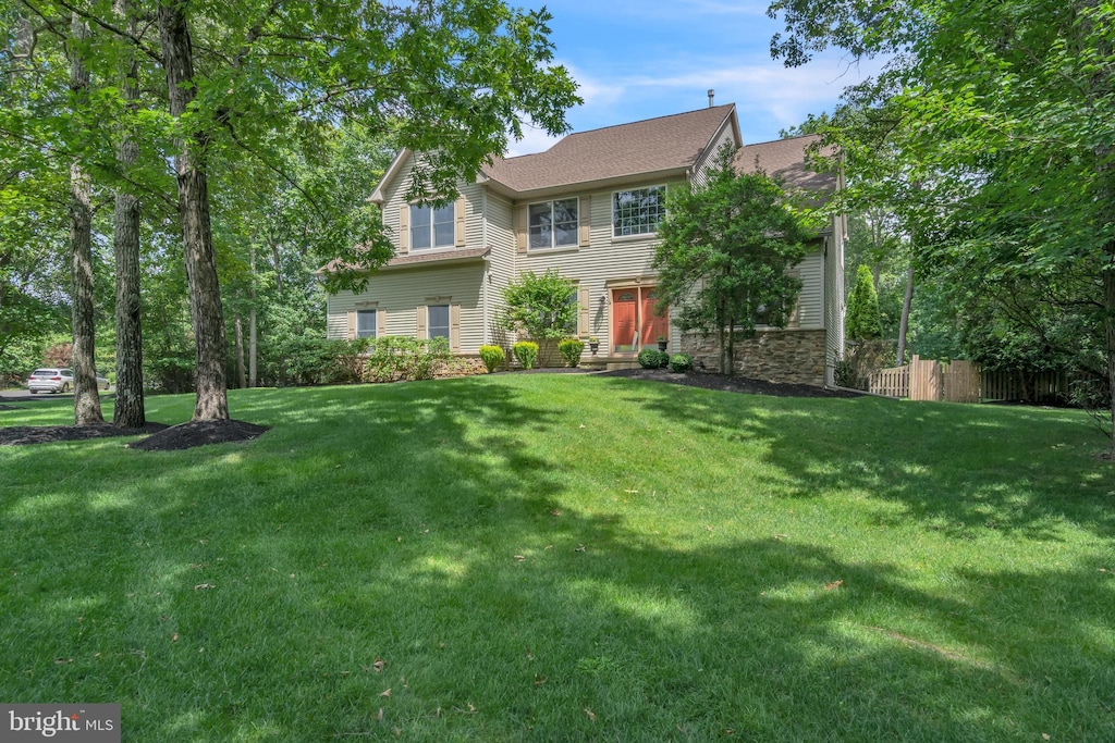 view of front of property featuring a front yard