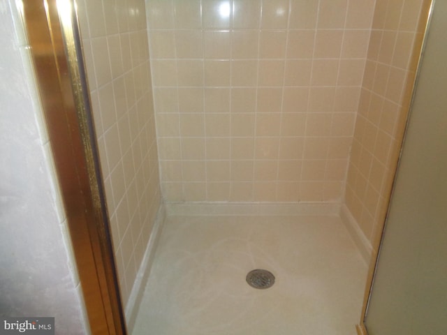 full bathroom featuring a stall shower