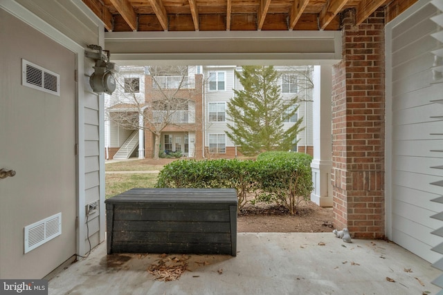 entryway featuring visible vents