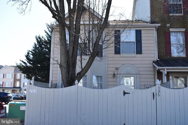 view of front facade with fence