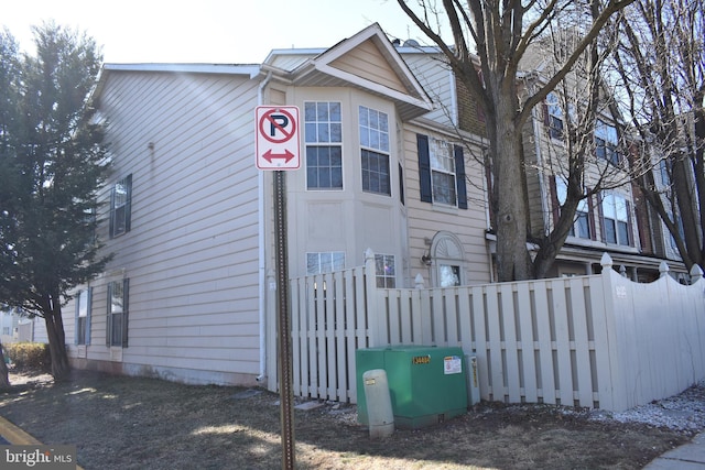 view of front facade featuring fence