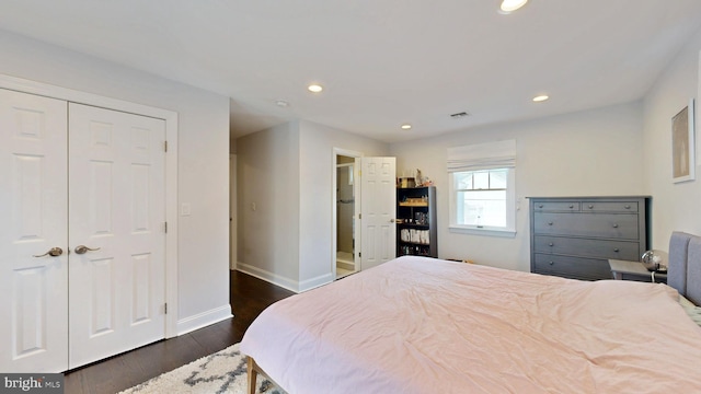 bedroom featuring dark wood-type flooring, recessed lighting, visible vents, and baseboards