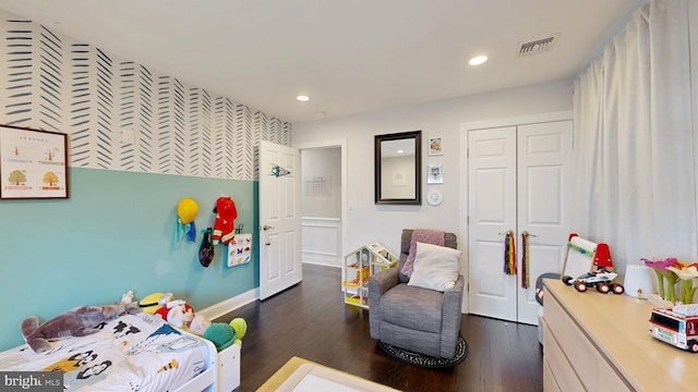 bedroom with baseboards, visible vents, dark wood-style floors, a closet, and recessed lighting