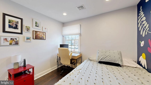 bedroom featuring dark wood-type flooring, recessed lighting, visible vents, and baseboards