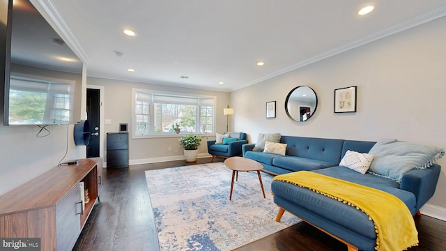 living area with baseboards, dark wood-style flooring, and recessed lighting