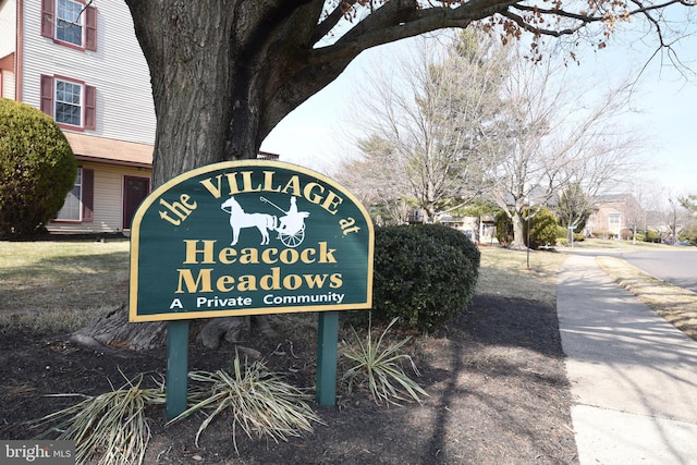 view of community / neighborhood sign