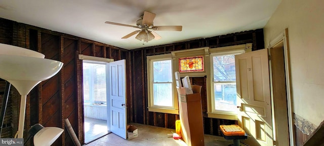 entryway featuring ceiling fan