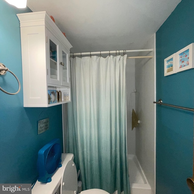 full bath with a shower with curtain