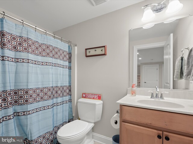 full bathroom featuring a shower with curtain, toilet, visible vents, and vanity