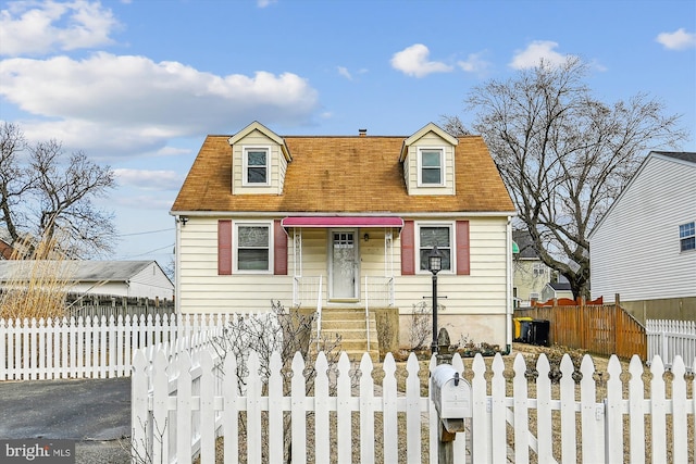 view of front of property featuring a fenced front yard