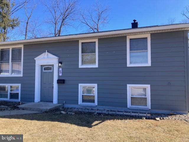 view of front of home with a front yard