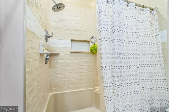 bathroom featuring a shower with shower curtain