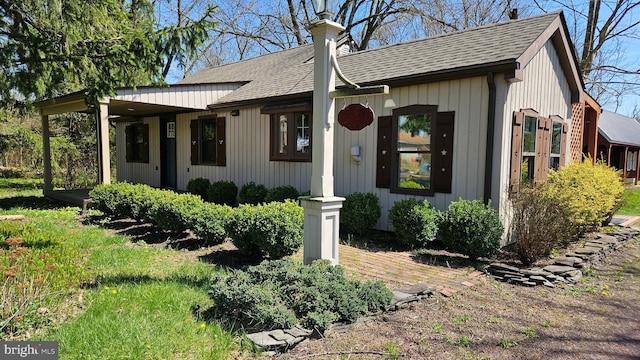 view of front of property featuring a shingled roof