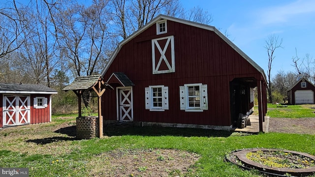 view of barn featuring a yard