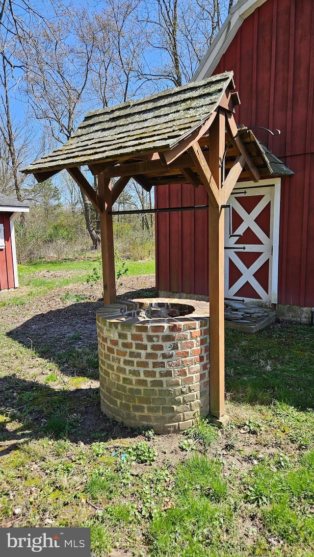 view of outdoor structure featuring an outbuilding