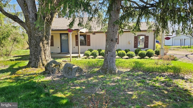 view of front of property with a shingled roof