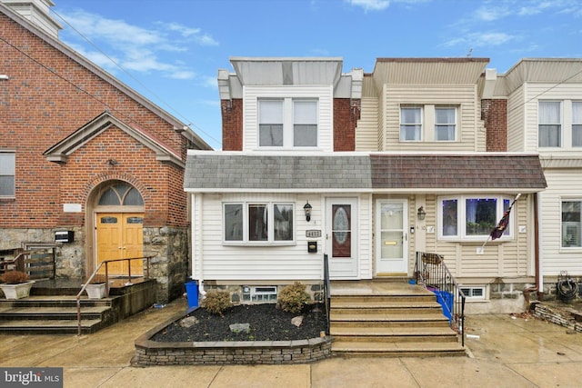 townhome / multi-family property featuring a shingled roof