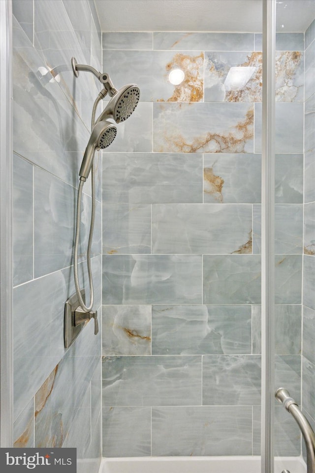 full bathroom featuring tiled shower