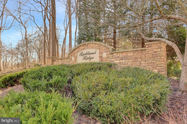 view of community / neighborhood sign