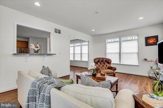 living room featuring visible vents, recessed lighting, baseboards, and dark wood-style flooring