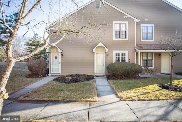 view of front of property with a front lawn