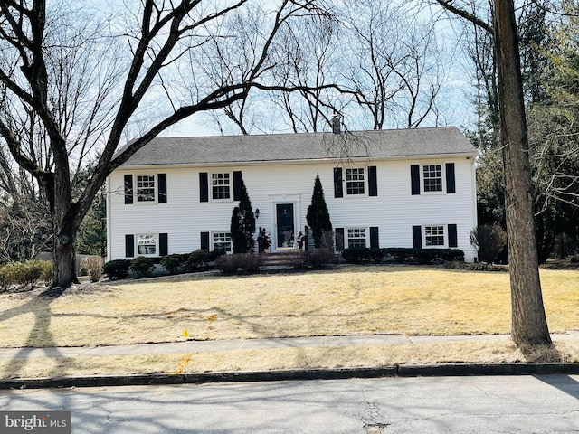 split foyer home featuring a front yard