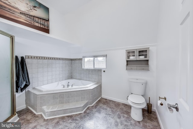 full bath with toilet, an enclosed shower, baseboards, and a bath