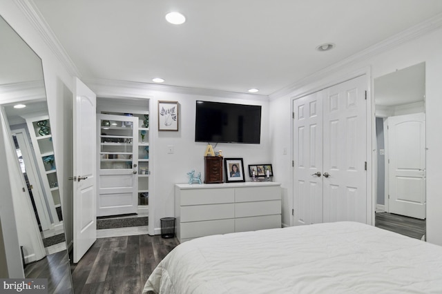 bedroom featuring dark wood-style floors, ornamental molding, a closet, and recessed lighting